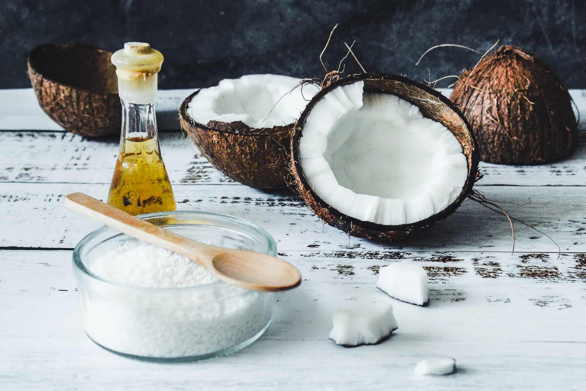 Olej kokosowy – jak go używać, by mieć piękną skórę i włosy?