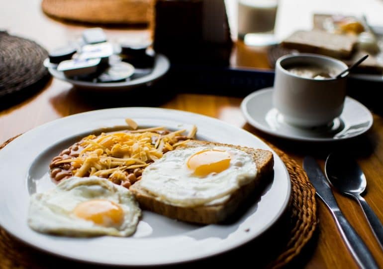 Dlaczego warto jeść śniadania na ciepło?