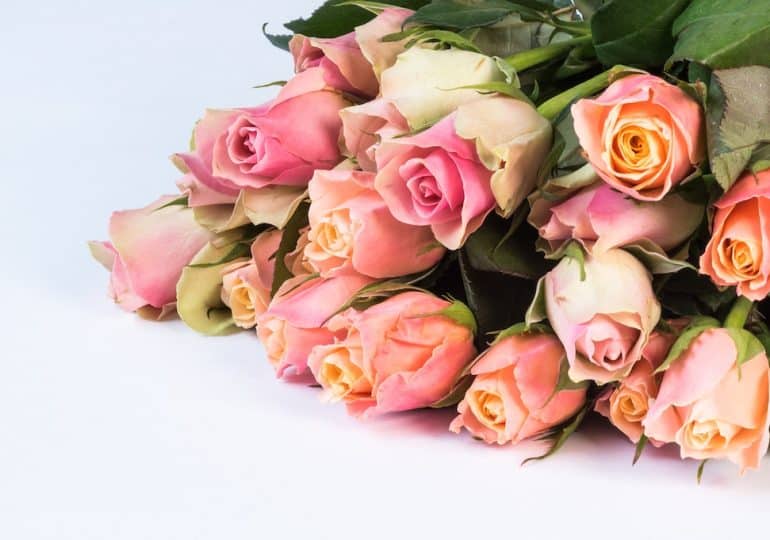 Kosz kwiatów jako idealny prezent okolicznościowy: Jak wybrać odpowiedni?
