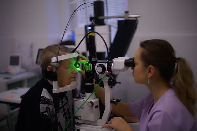 Jak wybrać odpowiedniego specjalistę do leczenia schorzeń oczu?