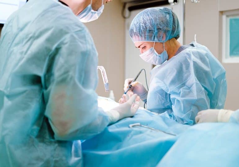 Zapewnienie bezpieczeństwa i higieny podczas procedur chirurgicznych: znaczenie odpowiedniego sprzętu