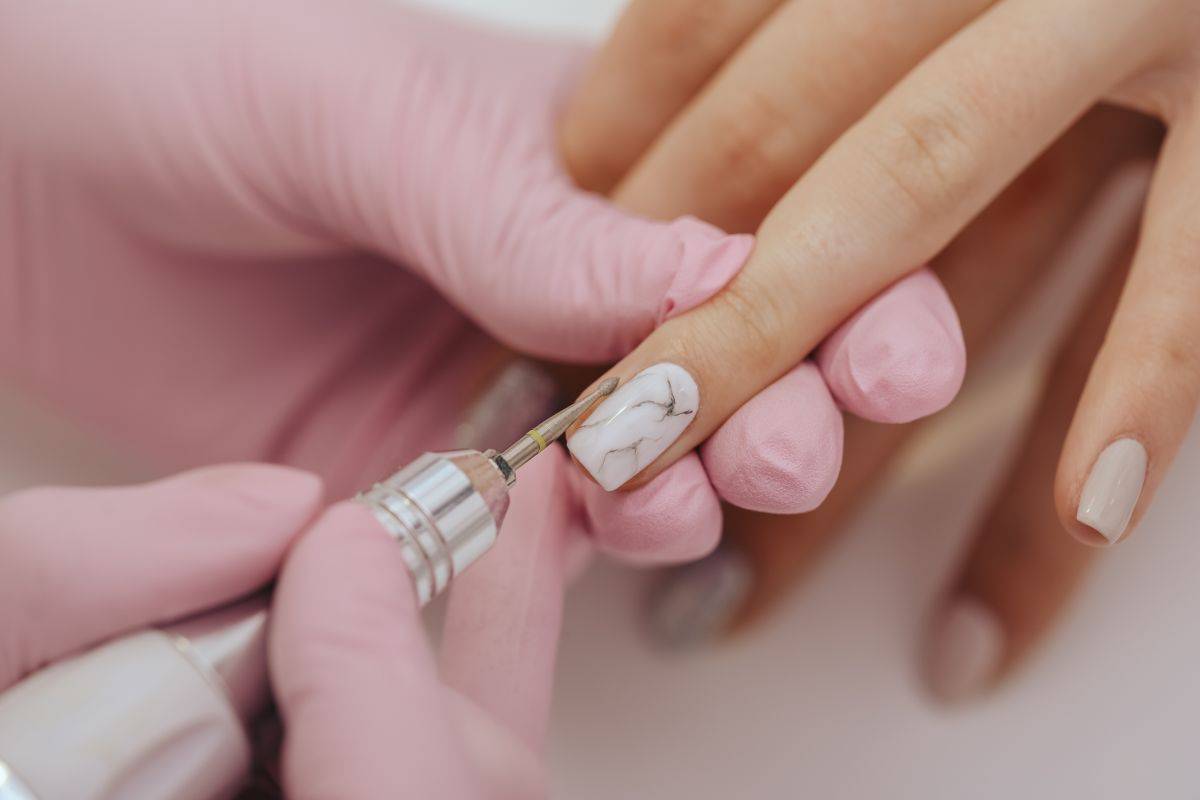 Zestaw do paznokci dla początkujących — Jak rozpocząć przygodę z manicure?